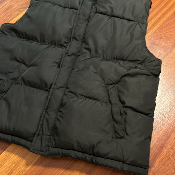 Boys puffer vest / black / L (10/12) zipper and Velcro close - Picture 2 of 10